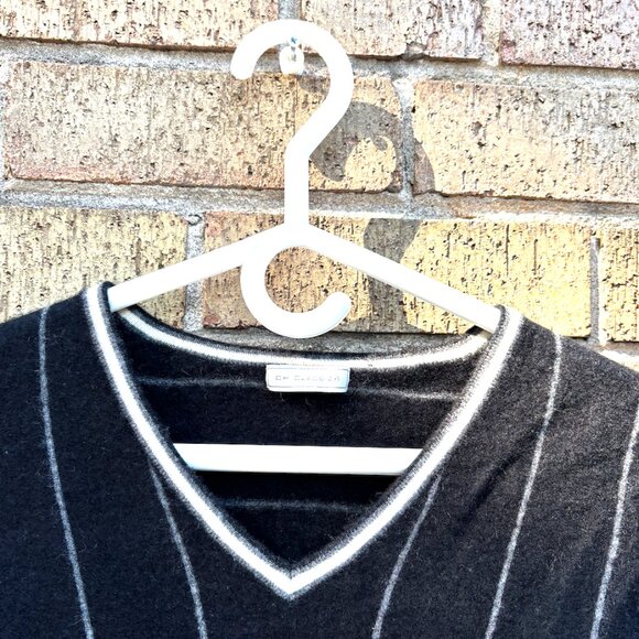 Black & White Geometric V-Neck 100%Cashmere Sweater - Picture 3 of 3